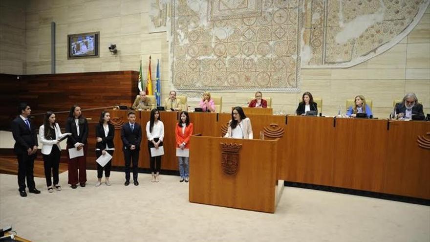 Alumnos del ‘moñino’ debaten en la asamblea