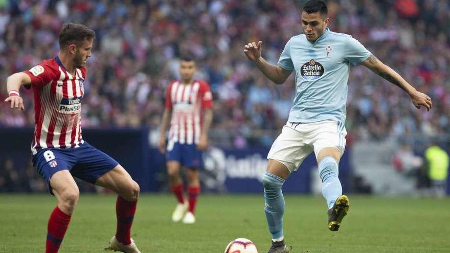 Maxi Gómez trata de alcanzar un balón ante Saúl. // LOF