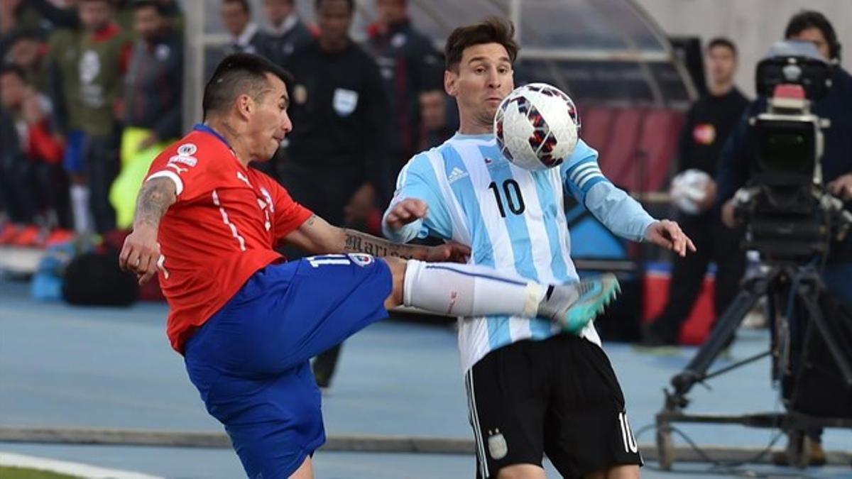 Messi recibe una patada en la barriga del chileno Medel.