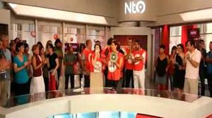 Empleats de Canal 9 durant la seva irrupció al plató d’informatius aquest dilluns.