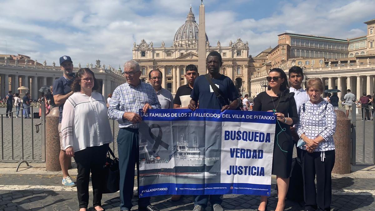 Familiares de las víctimas del "Villa de Pitanxo" hoy en el Váticano antes del encuentro con el Papa.