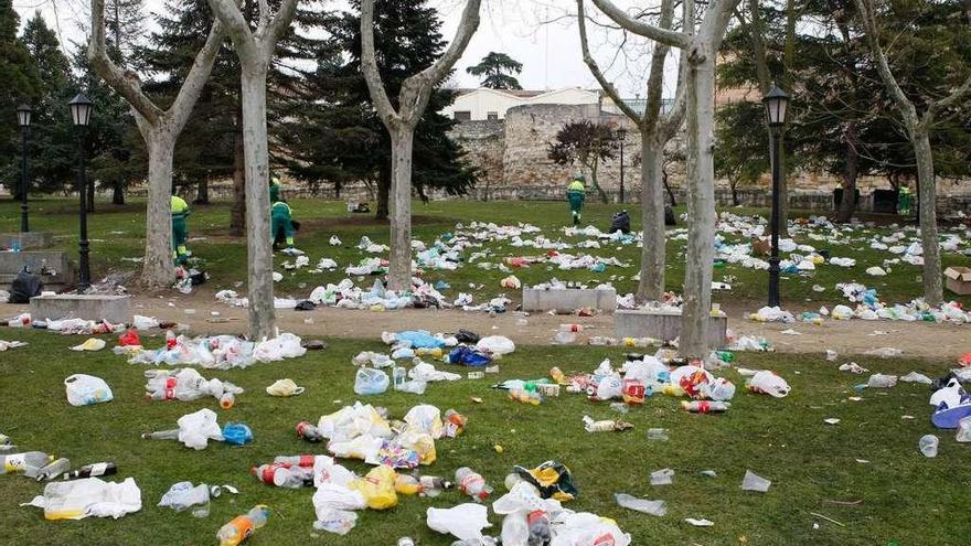 Aspecto del parque de San Martín en la mañana del pasado Viernes Santo.