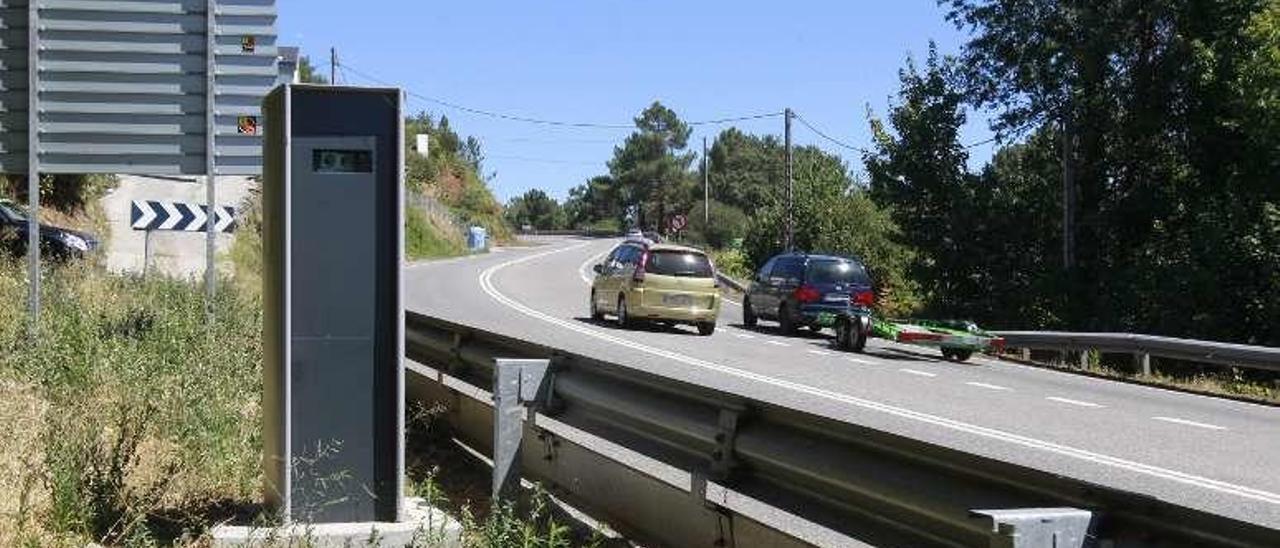 Radar fijo a 70 km/h en la N-525, cerca de Ourense. // Jesús Regal