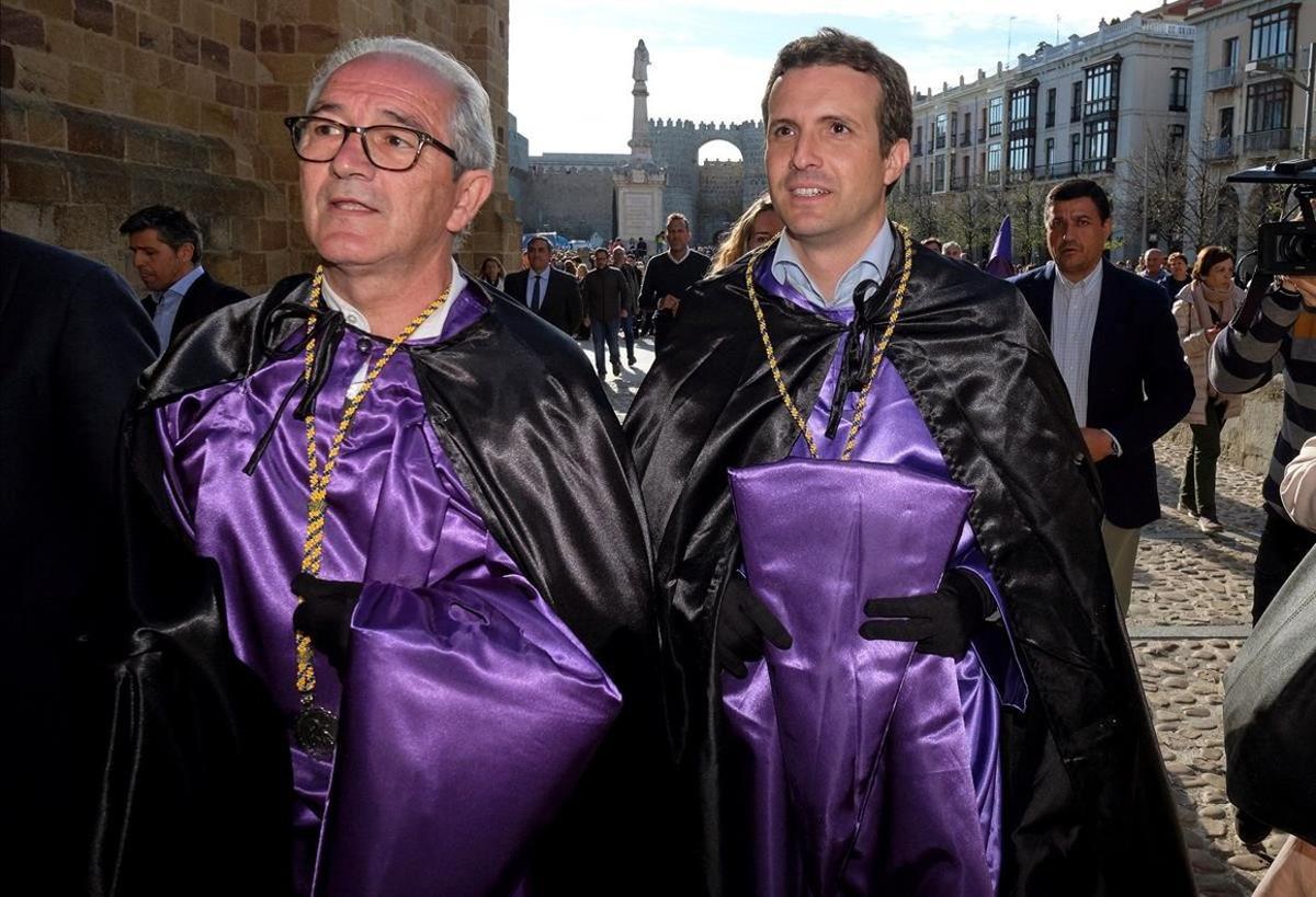 El presidente del Partido Popular, Pablo Casado y el tesorero del partido Sebastian González participaron en la procesión de la Hermandad Universitaria del Santísimo Cristo de los Estudiantes de la Semana Santa de Ávila.