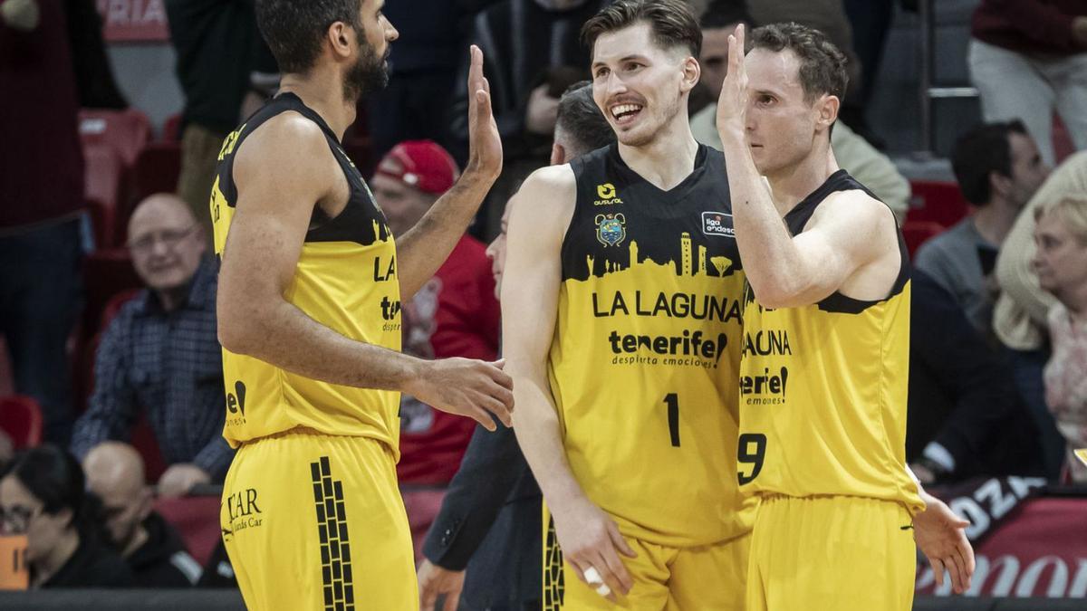 Scrubb, Kramer y Huertas se felicitan tras la victoria del sábado en Zaragoza. | AGENCIA LOF
