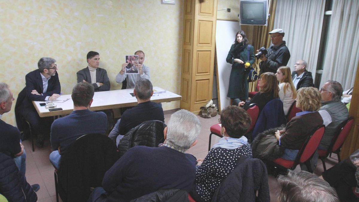 El presidente de la comunidad de vecinos muestra las pruebas de un posible trato de favor.