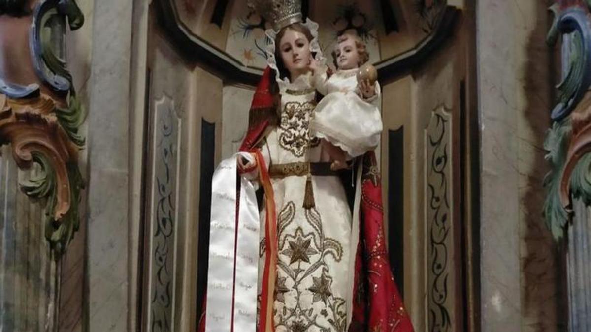 Virgen de la Trinidad de San Cristóbal con las cintas de los quintos.