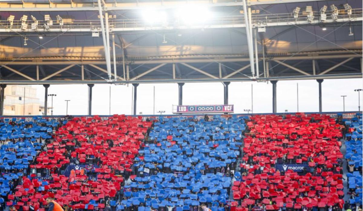 El Ciutat de València protagonizó un tifo muy especial previo al encuentro ante el Valencia