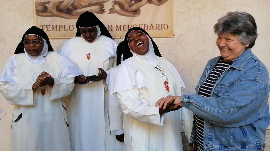 Una vecina saluda a hermanas Mercedarias que participaron en la misa debienvenida de las dos religiosas. | M. J. C.