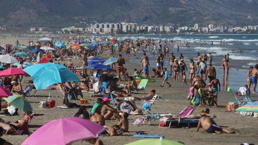 Los ayuntamientos de Castellón tiran de imaginación para ‘ordenar’ las playas