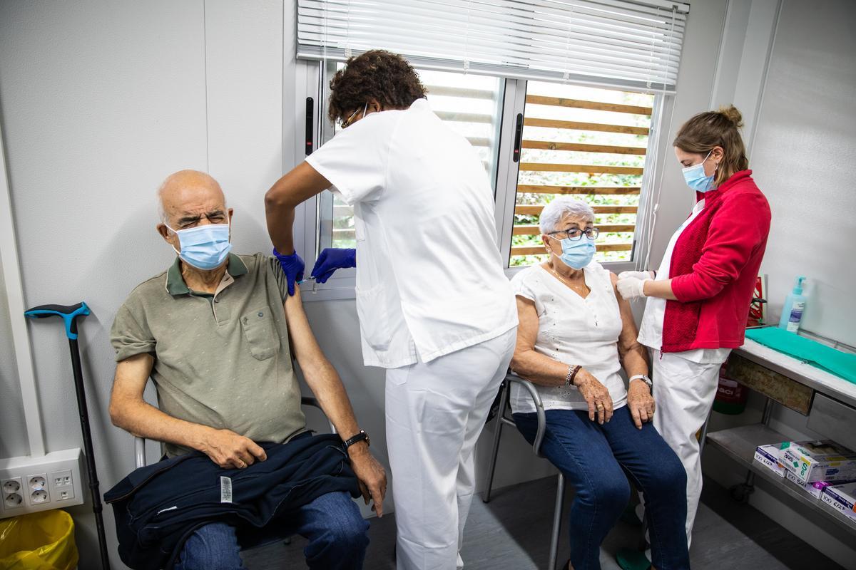 Los mayores de 60 años empiezan a vacunarse de la cuarta dosis del covid y de la gripe, este lunes en el CAP Sant Rafael de Barcelona.