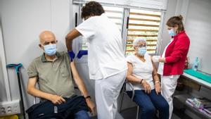 Los mayores de 60 años empiezan a vacunarse de la cuarta dosis del covid y de la gripe, este lunes en el CAP Sant Rafael de Barcelona.