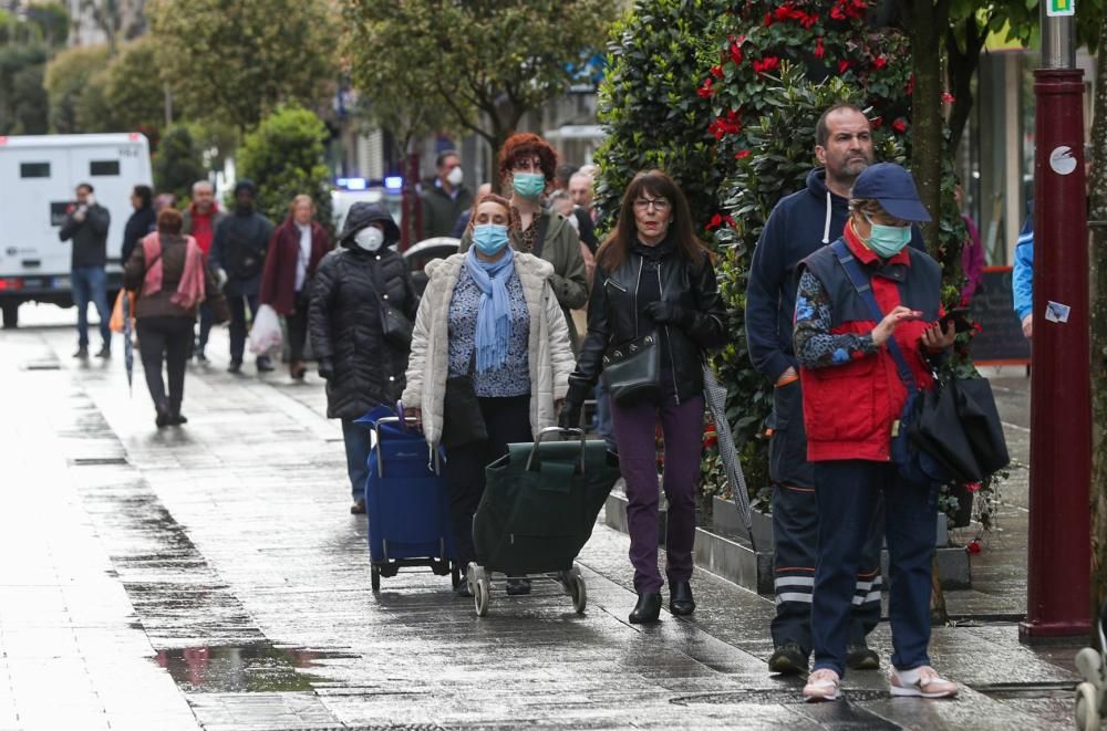 Ayer el mercado registró largas colas de clientes que esperaban a acceder al mercado. // R. Grobas