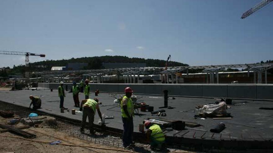 Los empleados de la constructora ultiman los detalles para abrir la primera fase del nuevo parking de Peinador el 5 de octubre.  // R. Grobas