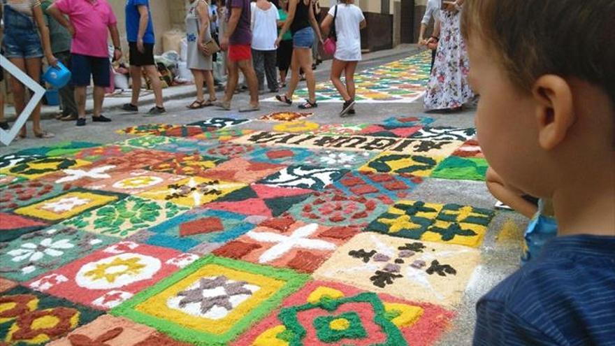 Las alfombras de serrín coloreado vuelven a adornar las calles