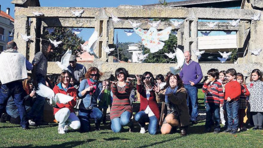 Profesoras y alumnos participaron en la suelta de palomas, que atrajo a decenas  de curiosos hasta los jardines de la casa consistorial.  // G. Núñez