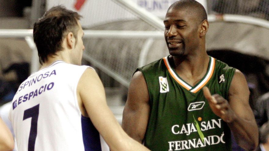 El ala-pívot estadounidense del Caja San Fernando Louis Marquel "Lou" Roe (d), saluda a su ex compañero, el alero Lucio Angulo (d), del Etosa Alicante