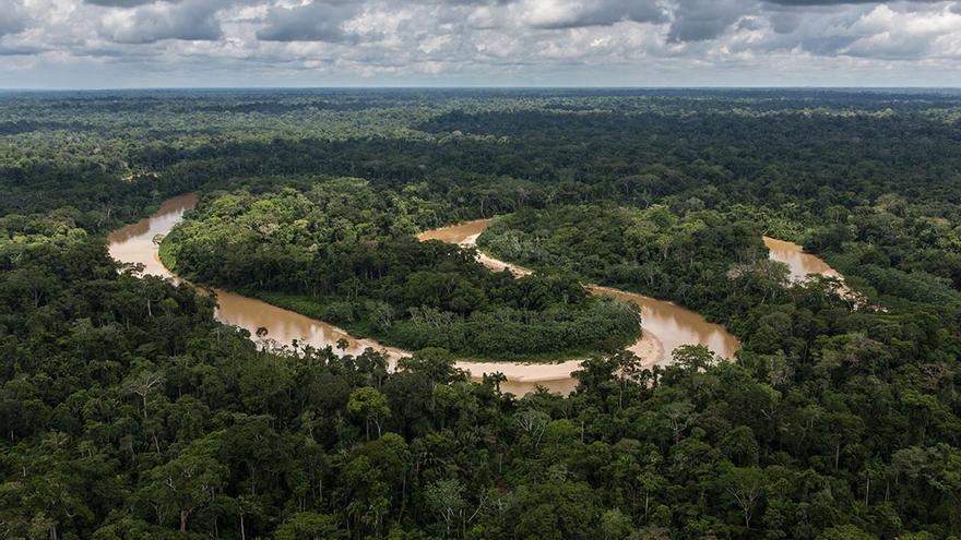 Un río serpentea a través de la selva amazónica en Perú.