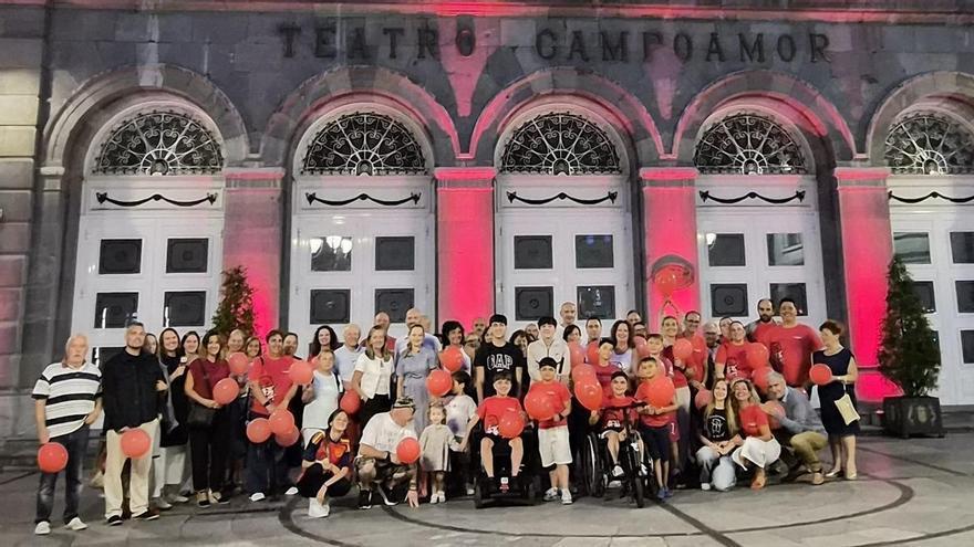 El teatro Campoamor, en Oviedo, se tiñe de rojo por el Día Mundial contra el síndrome de Duchenne