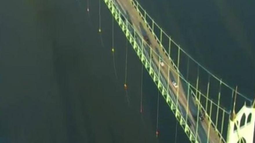 Los activistas de Greenpeace siguen colgados de un puente en Portland