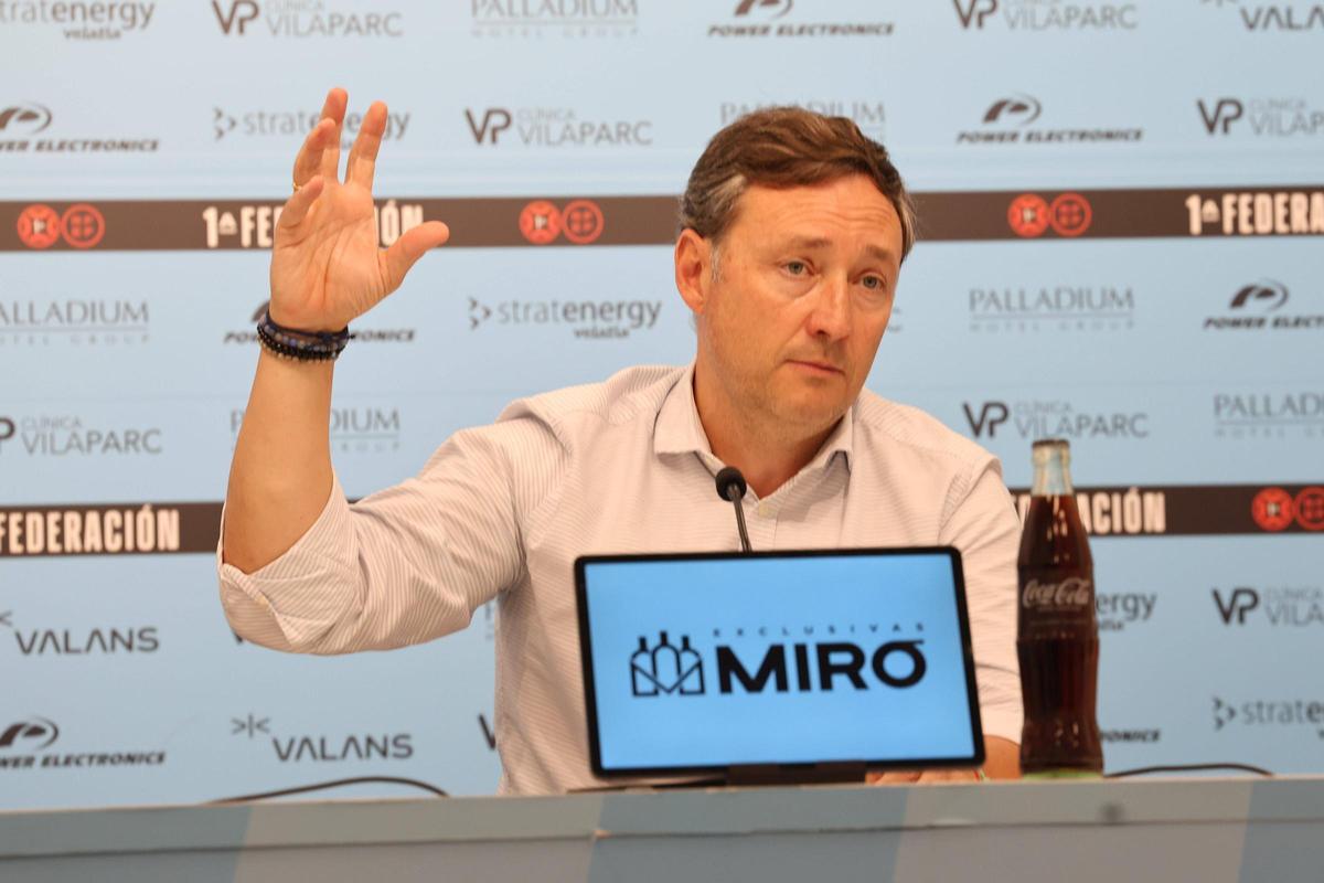Mira las imágenes de la presentación de Raúl Llona como entrenador de la UD Ibiza