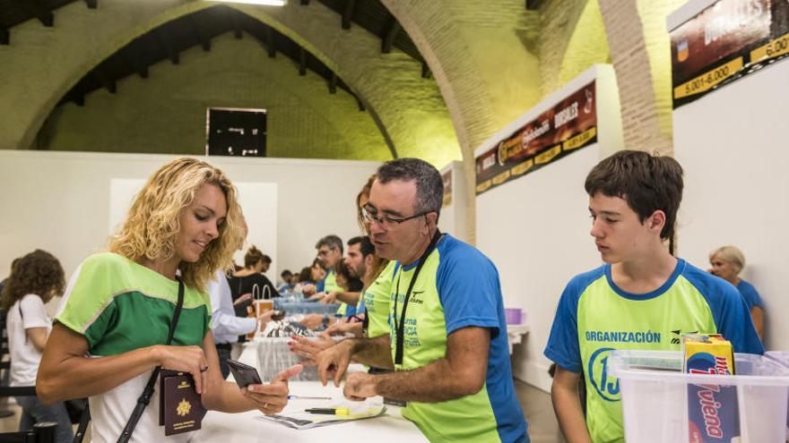 Voluntarios en la Feria del Corredor.