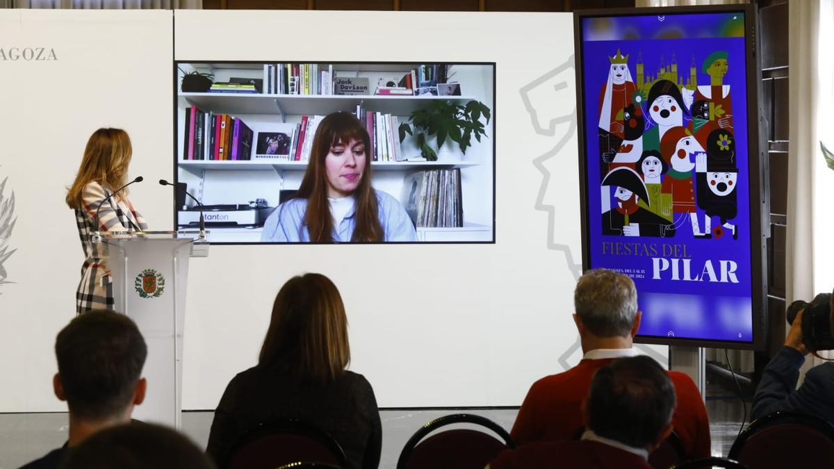 La alcadesa Natalia Chueca con la autora Helena Pallarés y el cartel ganador.