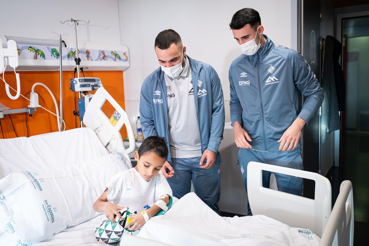Dennis y Deivao, junto con un niño en Son Espases.
