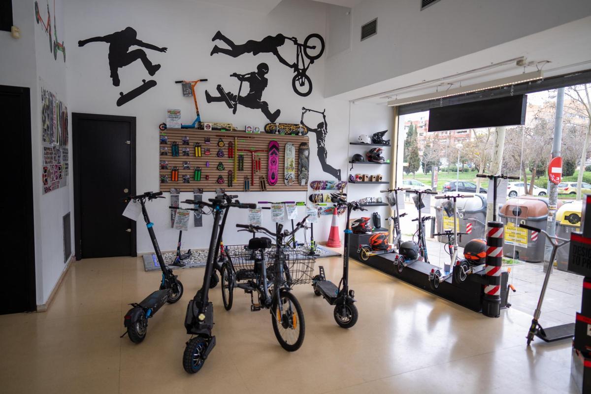 La recientemente inaugurada tienda de patinetes de Mercedes Asensio, en el barrio de Montigalà de Badalona.