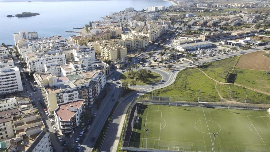 Vista aérea de parte del barrio de ses Figuerete en Eivissa y Platja d’en Bossa. | FABIÁN RIVERO