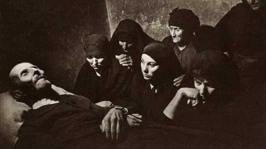 La foto de Eugene Smith titulada «El velatorio» se publicó en la revista «Life» en 1951.