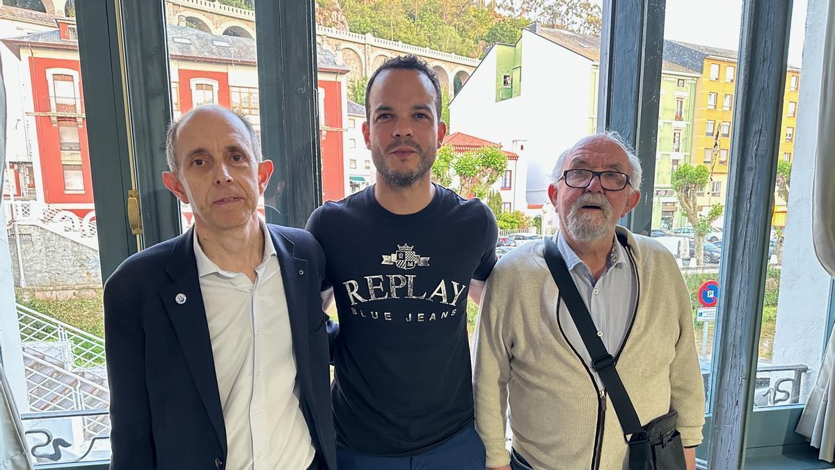 Por la izquierda, Cipriano Fernández, Daniel Santos y José Alfonso, Conde.