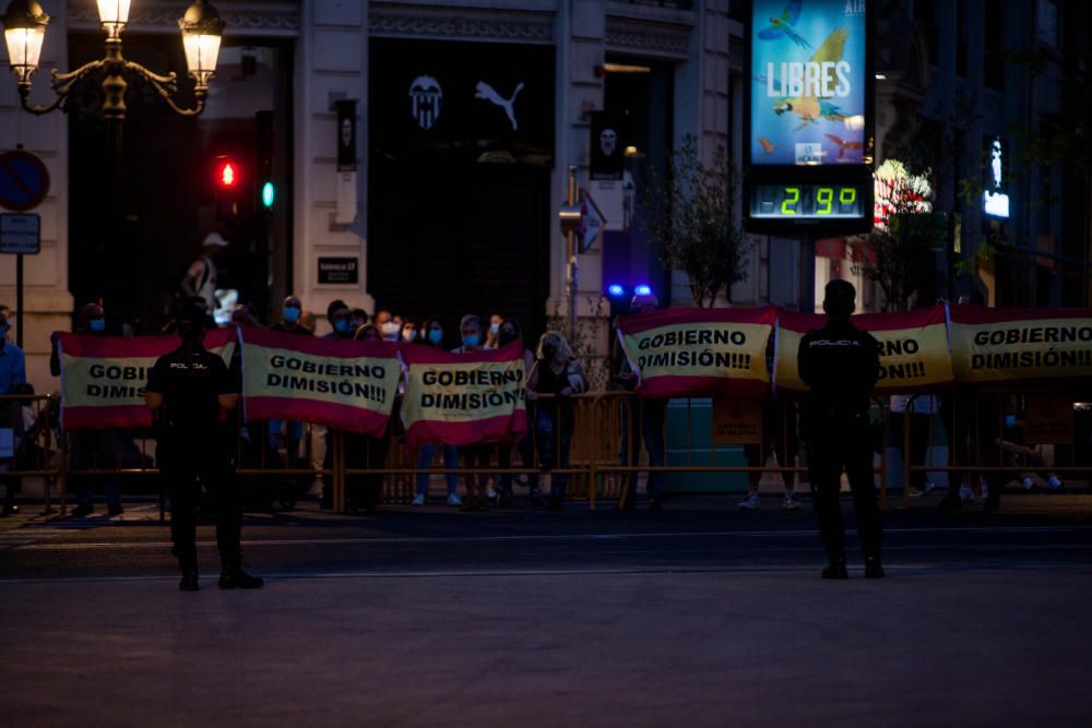 Homenaje a las víctimas del COVID en la plaza del ayuntamiento