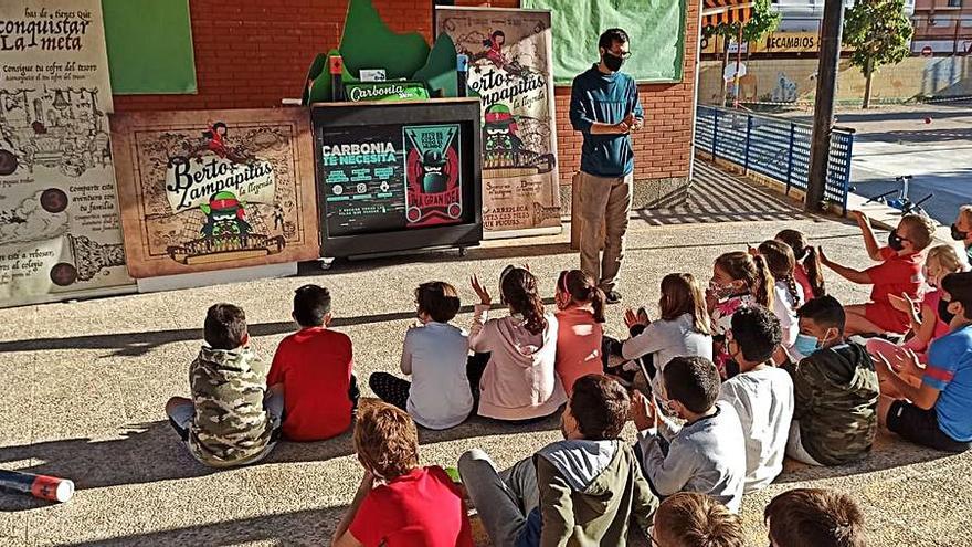 Un grup d’escolars atén l’explicació teatralitzada de la campanya. | LEVANTE-EMV