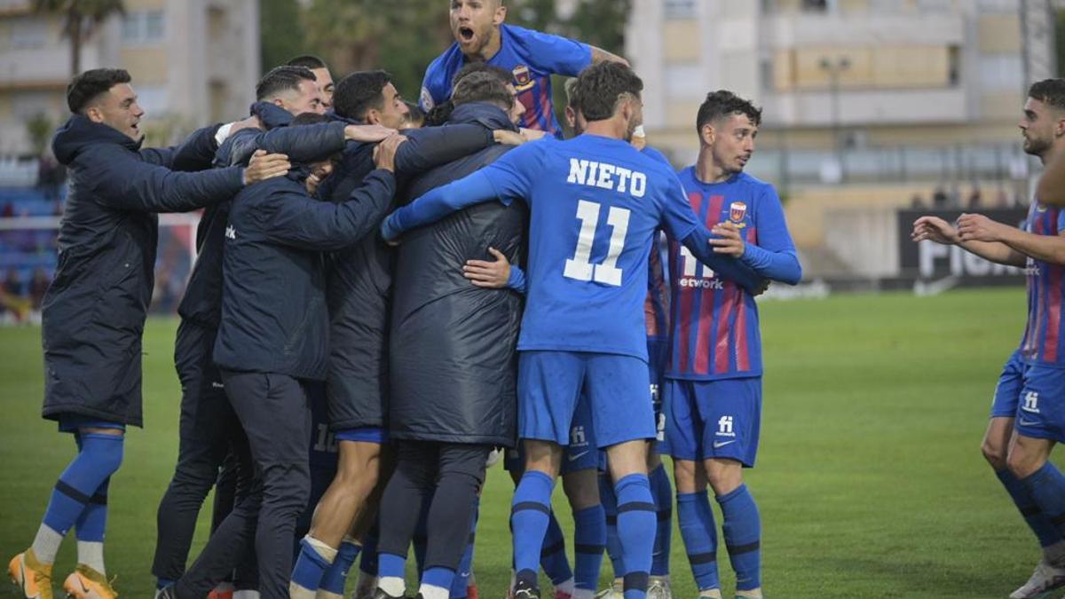 Los jugadores del Eldense celebran el tanto de la victoria