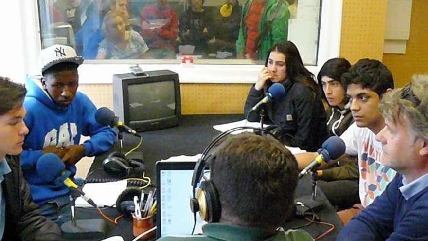 Alumnos de FP de la Laboral, en su visita a la radio municipal.