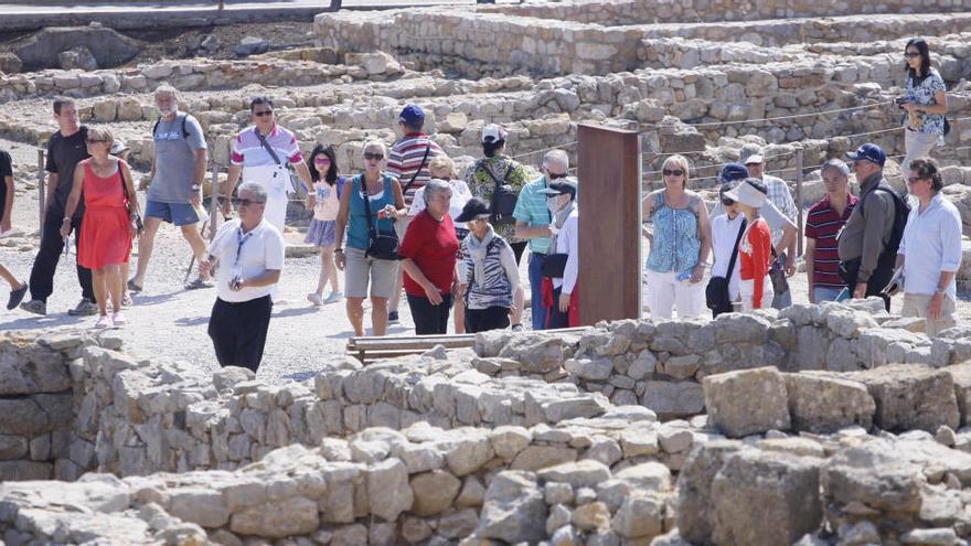 Un grup de turistes visitant a l&#039;estiu les ruïnes d&#039;Empúries · Marc Martí