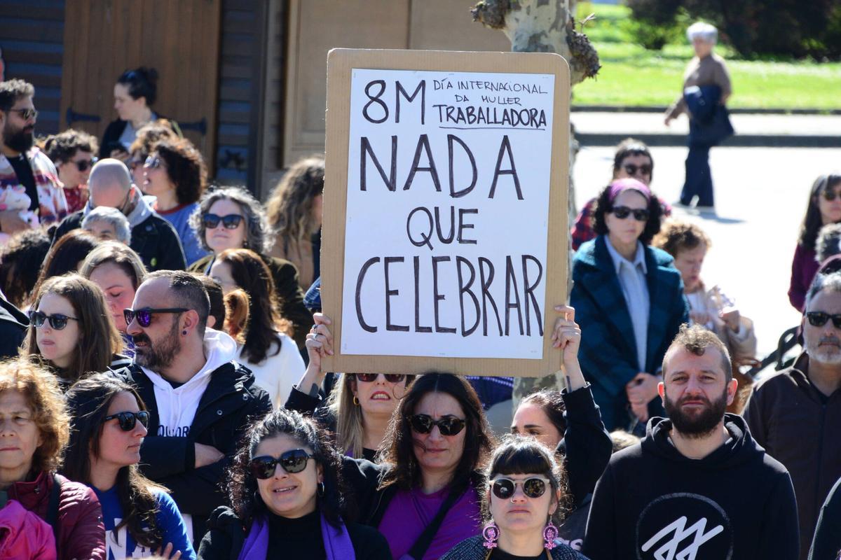 Centenares de personas se manifiestan por el Día de la Mujer Trabajadora en Cangas