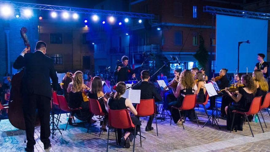 La Orquesta de Cámara Promúsica, con Javier Claudio al frente, en plena actuación este verano en Italia.