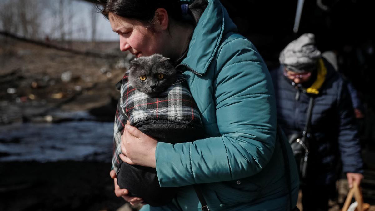 Una mujer huye de la guerra en Kyiv.