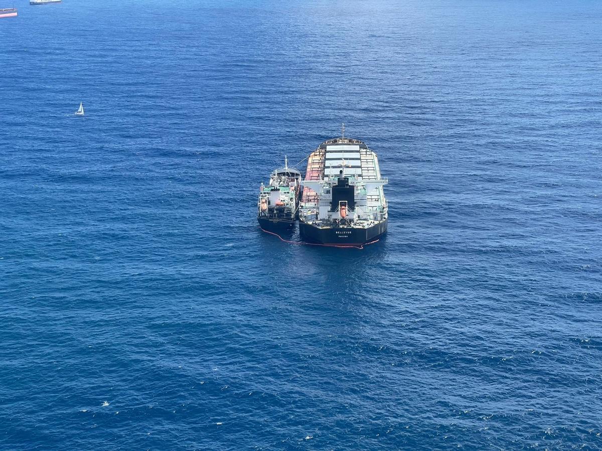 La gabarra que suministra de combustible al mercante 'Bellevue' en la rada sur del Puerto de Las Palmas.