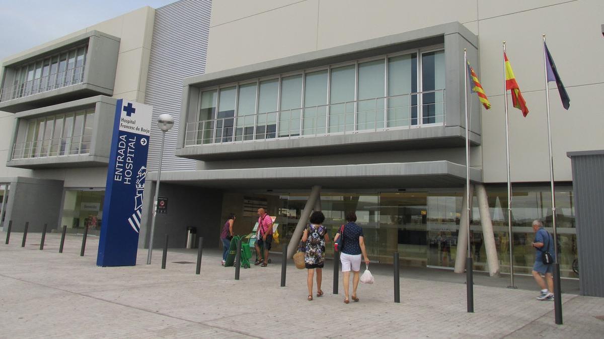 Entrada principal al hospital de Gandia.