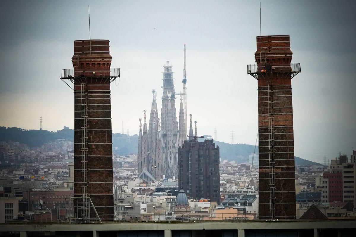 La Sagrada Família, una vez coronada la Torre de Jesús, vista desde Montjuïc.