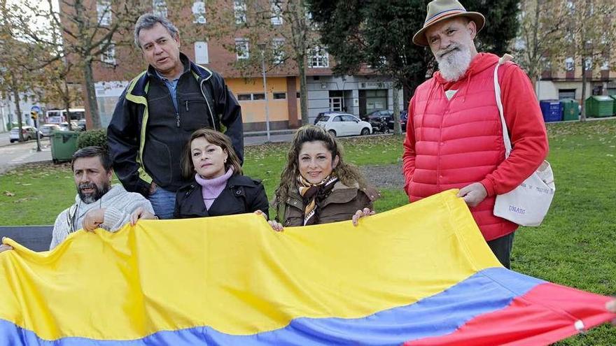 Yuri Neira, Javier Orozco, Luz Mari Forero, Gloria Rodríguez y Javier Arjona sujetan la bandera de Colombia con sus manos.