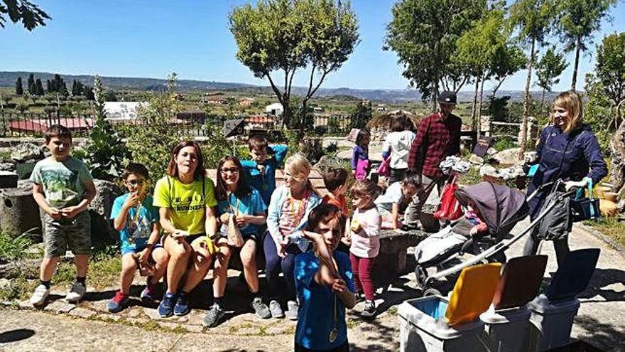 Padres y niños en el jardín de la Casa del Parque de Fermoselle.