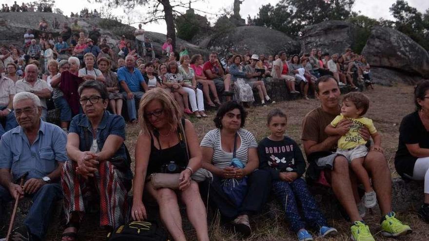 El público pobló el entorno del Con do Forno en el concierto de Uxía. // Noé Parga