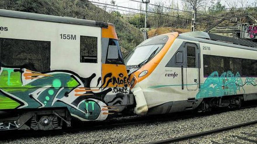 Los dos trenes accidentados, ayer en la estación de Montcada i Reixac-Manresa, en Barcelona.   | // E.P.