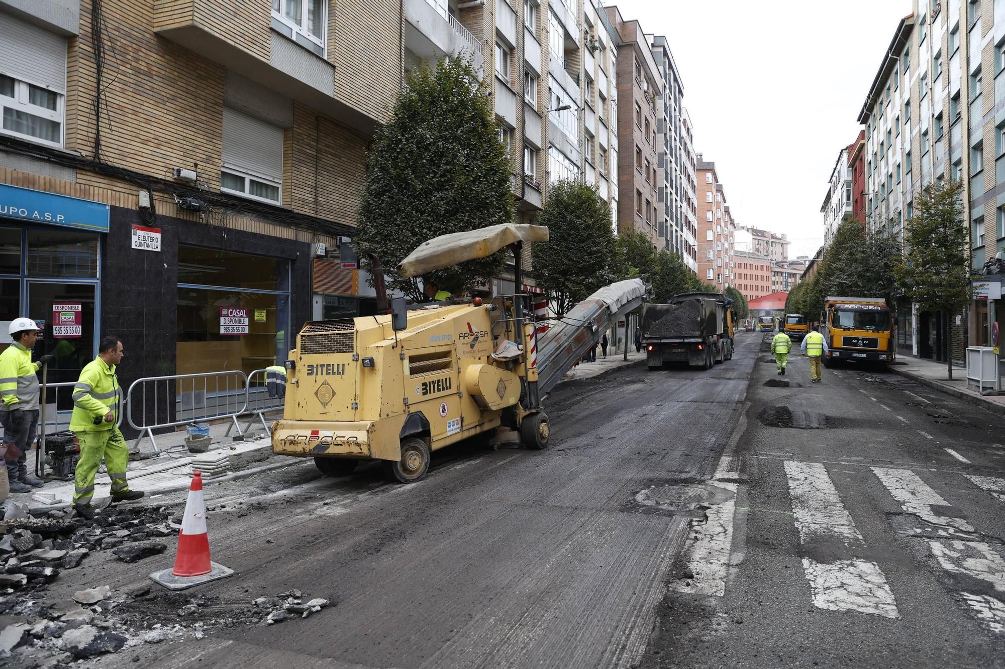 Arranca la renovación del pavimento en la calle Eleuterio Quintanilla de El Llano (en imágenes)
