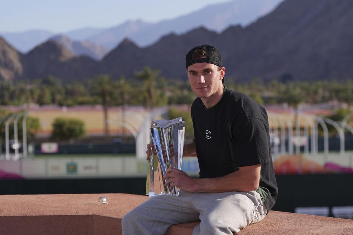 Jack Draper, con el trofeo de campeón en Indian Wells.