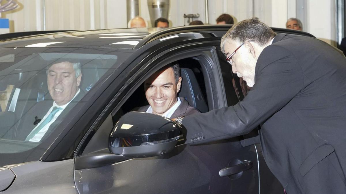 Pedro Sánchez, junto al presidente de Renault España, José Vicente de los Mozos, (izq) y el director de Ingeniería del grupo, Gilles Le Borgne. | M. Chacón - Ical